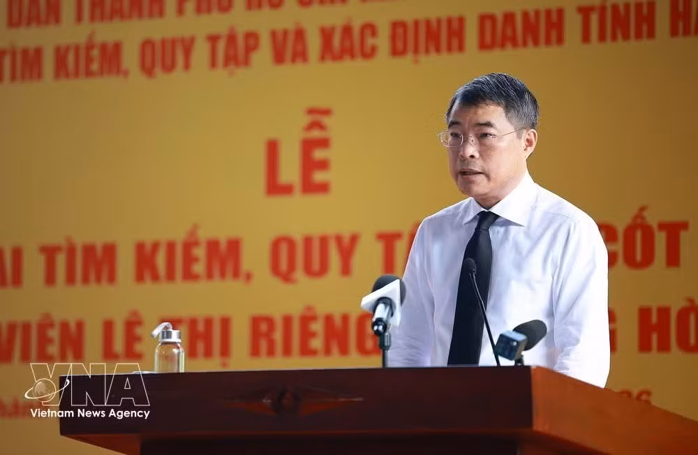 Prime Minister Le Minh Hung delivers his remarks and assigns tasks to the forces undertaking the search and recovery of martyrs’ remains at Le Thi Rieng Park in Ho Chi Minh City. (Photo: VNA)