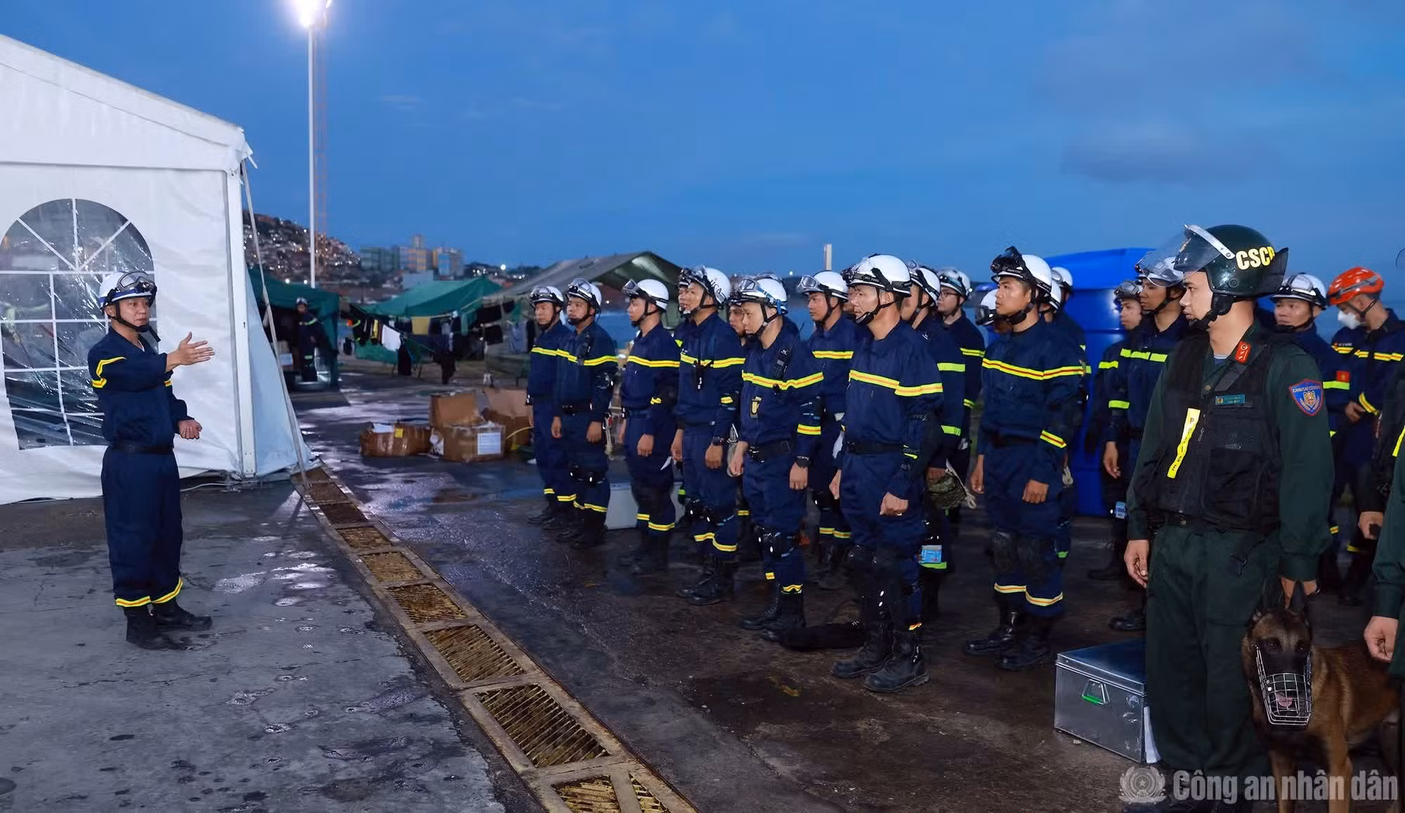 After completing an initial site assessment and establishing their base camp on their first day in Venezuela, the Vietnamese Search and Rescue Mission began rescue operations early on the morning of June 30.