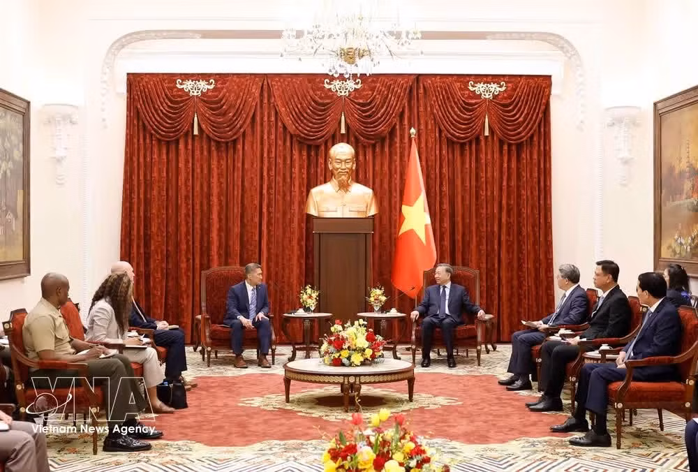 The meeting between General Secretary of the Communist Party of Vietnam Central Committee and State President To Lam and Acting US Secretary of the Navy Hung Cao in Hanoi on June 22 (Photo: VNA)