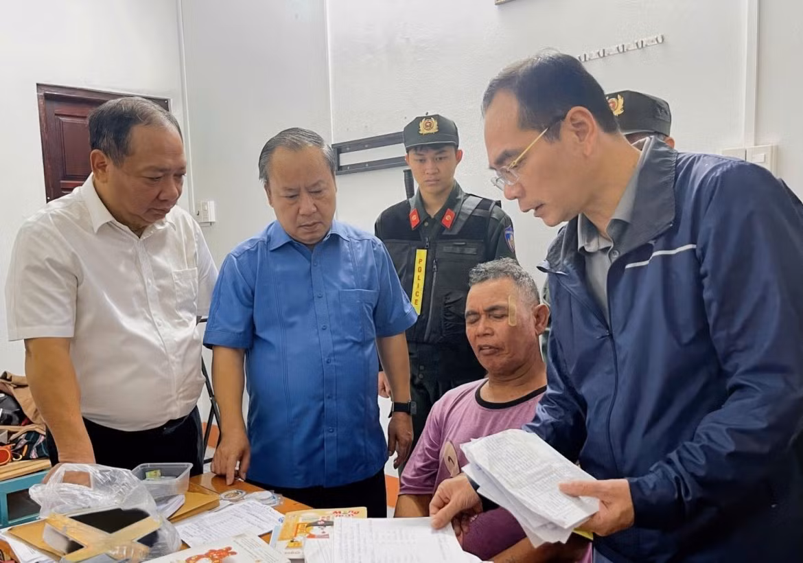 Colonel Pham Huu Truong (far right), deputy director of Gia Lai Provincial Police, directs efforts to track down leading members of the Bahnar Dega Kon Kong group in Ayun commune.