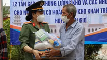 HCMC police offer necessities to poor people