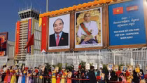 State President Phuc meets Cambodian King Sihamoni