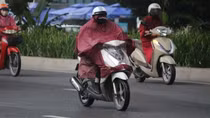 Hanoians bundle up as the capital is hit by early cold spell