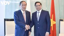PM Chinh meets with former Japanese PM Yoshihide Suga