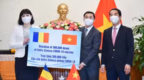 Vietnam receives 300,000 doses of COVID-19 vaccine from Romania