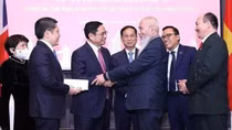 PM meets Vietnamese community in UK