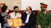 State President visits Hero of People's Armed Forces Nong Van Dinh