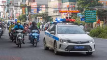 Ha Noi police support people to return home from pandemic-hit areas