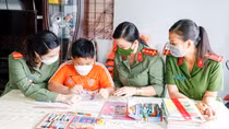 Can Tho policewomen join “Godmother” program in support of orphans