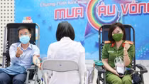 A policewoman donates rare blood to save a patient