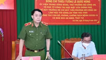 Deputy Minister Le Quoc Hung works with Tra Vinhprovincial police on security and disease control