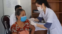 Ethnic minority people in Central Highlands province get COVID-19 shots