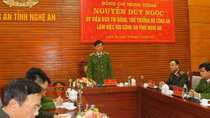 Deputy Minister Nguyen Duy Ngoc works with Nghe An police