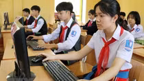 Lam Dong police support computers to poor students