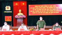 Deputy Minister Le Quoc Hung worked with An Giang police on COVID-19 prevention and control