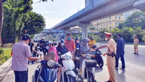 Hanoi deploys 6 mobile interdisciplinary teams to control travellers