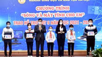 Some 7,000 electronic devices for online learning donated to poor students in Hanoi