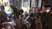 Local police in HCM City offer free meals to medical workers and poor COVID-19 patients