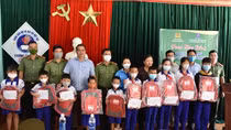 Youths of Quang Nam police present gifts to poor students