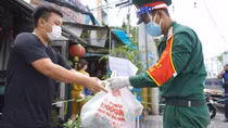 Military forces help locals shop amid tighter restrictions in HCM City