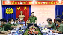 Deputy Minister Le Quoc Hung works with DIC