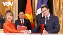 Vietnam, France sign numerous cooperation agreements, MoUs