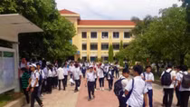 Quang Binh presents 1,000 smartphones to poor students