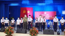 Major General Le Tan Toi attends great national unity festival in Long An