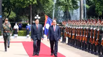 President Phuc begins official friendship visit to Laos