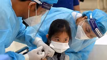 HCM City begins vaccinating school children against COVID-19