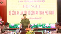 Deputy Minister Nguyen Duy Ngoc works with Hanoi Police on crime prevention and control