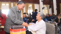 General To Lam pays pre-Tet visit to Thuan Thanh Wounded War Veterans Nursing Center