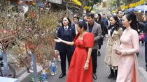 Vietnamese, Philippine first ladies tour Hanoi Old Quarter’s traditional flower market