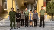 Policemen successfully find relatives of two wandering Hmong boys