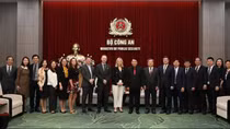 Deputy Minister Le Quoc Hung receives UK Director of Immigration Enforcement