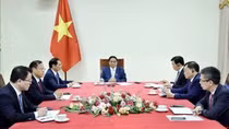 Vietnam’s Government leader holds phone talks with new PM of Singapore