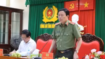 Deputy Minister Le Quoc Hung works with Binh Dinh Provincial Police Department