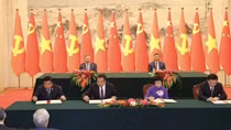 Vietnamese, Chinese top leaders witness signing of 14 cooperation documents