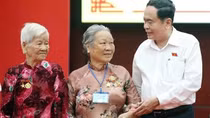 NA Chairman gives gifts to revolution contributors in Hau Giang