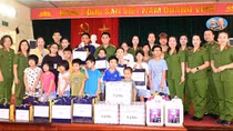 Hai Phong police present gifts to disadvantaged children