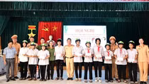 Hai Phong traffic police instruct local children to observe road traffic law and avoid drowning
