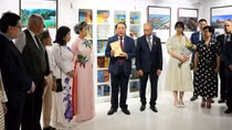 Valuable books by Vietnamese Party leader presented to French cultural workers