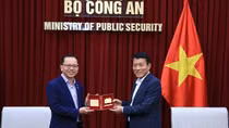 Minister Luong Tam Quang hosts Permanent Secretary of Singaporean Ministry of Home Affairs