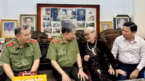 Minister To Lam visits families with meritorious services to the revolution in Thanh Hoa