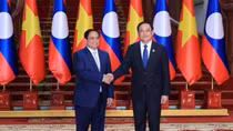 Vietnamese, Lao PMs meet ahead of ASEAN Summits