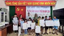 Binh Dinh police support disadvantaged children
