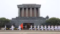 Around 32,000 people visit Ho Chi Minh Mausoleum on President's 134th birthday