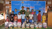 Quang Nam policewomen support women and children in border areas