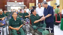 President To Lam visits war invalids in Thuan Thanh
