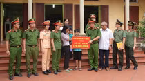 Ha Nam police present passbook to deceased police officer’s children
